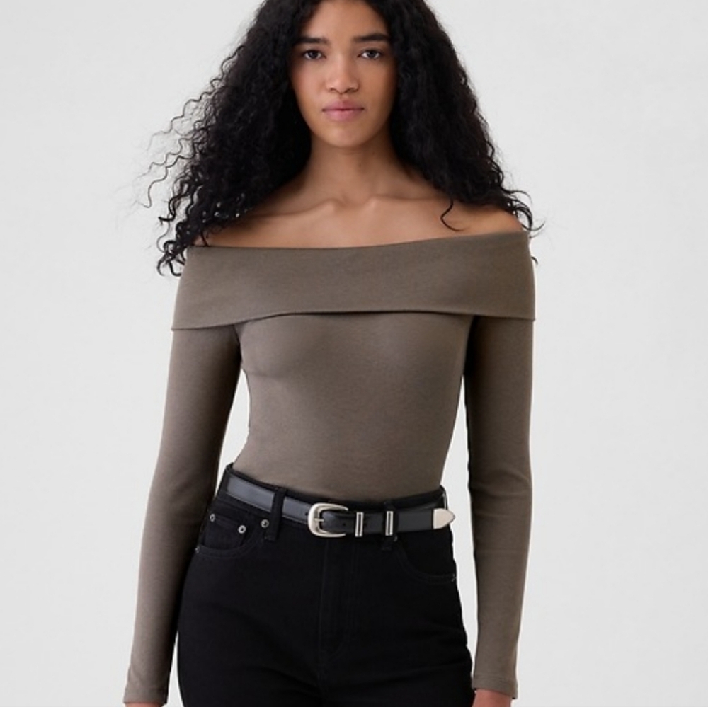 GAP Modern Rib Off-Shoulder Cropped Top in Plymouth Rock Brown Size Large